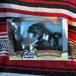 Breyer
America’s Wild Mustangs